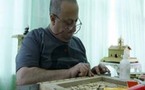 فنان لبناني مقعد يجسد أحلامه على شكل مجسمات بأعواد الثقاب