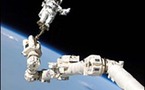 رائدا فضاء روسي وأمريكي يقومان بأول رحلة سير في الفضاء