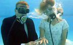 غواص يقيم حفل زفافه تحت مياه البحر استجابة لرغبة العروس