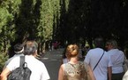زوجة صربية غيورة تقاضي شركة سياحية بسبب فتاتين جميلتين أستأثرتا باهتمام زوجها 