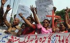 جماعة من المسلمين الغاضبين في باكستان يقتلون ستة مسيحيين اتهموهم بتدنيس القرآن