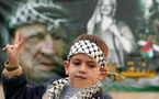 الغزّاويّون يكرمون غولدستون بكوفية فلسطينية تحمل اسمه بجانب رسم قبة الصخرة