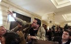عراقي يرشق منتظر الزيدي بحذائه ويتهمه بالولاء للديكتاتورية في مؤتمر صحفي في باريس