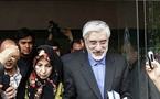 القضاء الايراني يوجه تحذيرات لموسوي بعد يوم على مهاجمة زوجته في حرم الجامعة