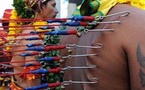 آلاف الهندوس يضربون أجسامهم ووجوههم بالسكاكين ويثقبون جلودهم طلباً لرضا الرب 