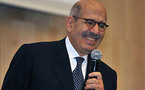 أنصار البرادعي وحركة شباب  "6 أبريل " يتظاهرون أمام البرلمان المصري لتعديل الدستور