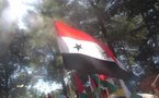 علم سوري من قماش المظلات على ساريات عملاقة مع مطالبات بتغييره مع النشيد الوطني  