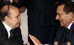 مبارك يحل بالجزائر بعد وزير خارجيته و يضرب بزيارة " مجاملة " دعاة قطع العلاقات بين البلدين