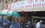 النادلات غير محتشمات لكن سلسلة مطاعم اسرائيلية تصرّ على تقديم كتيب صلاة مع الفاتورة