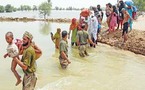 رمضان بائس على باكستانيين هاربين من الفيضانات و يتهمون الحكومة بخيانتهم