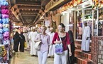 زحام وظلام وامتزاج لرائحة التاريخ العتيقة مع رائحة اللبان في سوق مطرح العماني