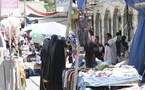 الباعة المتجولون في اليمن بين مطرقة الحاجة وسندان بلدية تبتزهم علناً