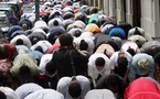 سكان ميلانو يرفضون إقامة مسجد في مدينتهم حيث يصلي المسلمون في كاراج قديم وخيمة