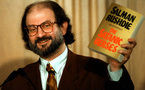 سلمان رشدي يعتزم نشر مذكراته بعد عامين 