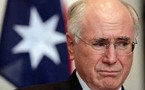 معارض للحرب على العراق يقذف رئيس وزراء استراليا الاسبق "جون هوارد" بزوج من بالأحذية