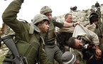 نشر صور جديدة لجنود اسرائيليين يسخرون من  موقوفين فلسطينيين ويروعون المدنيين