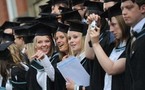 طلاب جامعات بريطانية يقتحمون مقر حزب رئيس الوزراء احتجاجاً على خطة لزيادة الرسوم