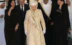 اليزابيث الثانية ملكة بريطانيا عارية القدمين وبحجاب كامل في مسجد زايد بابوظبي 