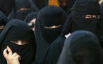 موظفون في الشرطة الدينية السعودية يتهمون رجلاً بالدعارة لأنه قبّل رأس والدته ويدها