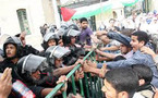 يا مبارك الطيارة في انتظارك .. ألوف المتظاهرين يخترقون حواجز الشرطة في مظاهرات بالقاهرة
