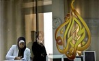 فلسطينون يحرقون صورا لامير قطر ويهتفون ضد قناة الجزيرة التي كشفت وثائق هزت أركان السلطة