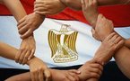 لا أحد يصغي لحظر التجول وآلاف المتظاهرين يفترشون الارض امام الدبابات بميدان التحرير