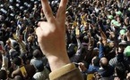 المصريون يهتفون "لا مبارك ولا سليمان" واتهامات للأمن بالتآمر وإحداث الفوضى في البلاد
