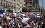الجيش المصري يعلن أنه لن يستخدم القوة ضد الشعب وعمر سليمان يعرض حواراً وطنياً
