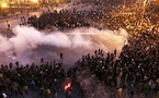 حرب في ميدان التحرير و"البلطجية"ألقوا الحجارة والنار من الأسطحة على المتظاهرين 
