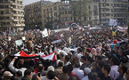 المعتصمون في ميدان التحرير بالقاهرة يمنعون العمل في اهم مجمع حكومي
