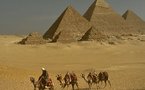 عند سفح الاهرامات، المرشدون يناشدون السياح العودة الى مصر