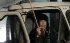 القذافي يظهر أمام قصره المحصن ليشتم "الكلاب"و ينفي مغادرته ليبيا