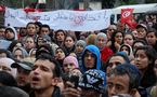 التونسيون يتظاهرون بالآلاف تضامنا مع الجيران ويطالبون بإعدام القذافي