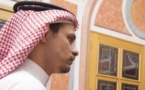 نجل خاشقجي يستقبل المعزين في وفاة والده بجدة يوم الجمعة
