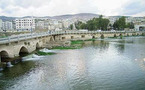 المنشقون عن الجيش السوري دمروا جسرين ويحاولون حماية المدنيين