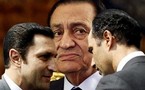   مبارك وصل على نقالة الى اكاديمية الشرطة ليحاكم بتهمة القتل العمد 