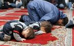 رئيس طاجكستان يصادق على قانون حظر دخول المساجد على من هم دون الـ18 عاما