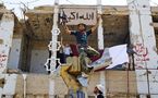 المعارضة المسلحة تواصل سيطرتها على مطار طرابلس رغم نيران الموالين للقذافي