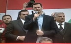 الاسد وسط حشود سورية في ساحة الامويين في تظاهرة مؤيدة للنظام 
