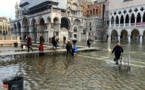 إغلاق ميدان سان مارك في فينيسيا الإيطالية بسبب مياه الفيضانات