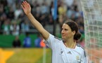 لاعبة كرة القدم الألمانية برينز تنهي مشوارها بمباراة اعتزال في فرانكفورت