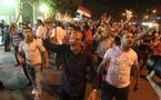متظاهرون يدوسون صور أحمد شفيق وآخرون يهاجمون مقره الانتخابي في القاهرة