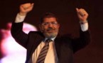 مرسي يخصص تغريدته الأولى على "تويتر" لشهداء مصروأبطال سورية