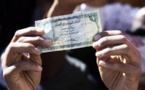 متظاهرون يمنيون يحتجون في تعز على انهيار الريال اليمني