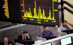السياح يغادرون مصر والبورصة تخسر 9% مع تواصل الأزمة السياسية