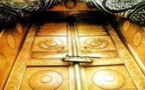 وضع قفل جديد من الذهب الخالص للكعبة المشرفة