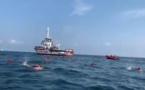 مهاجرون يقفزون من سفينة قبالة صقلية بعد انتظار لأيام في البحر
