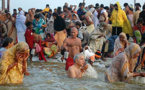 ملايين الهندوس يستعدون لغمس أنفسهم في نهر مقدس وسط مخاوف من التلوث
