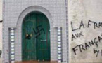صلبان معقوفة وكتابات عنصرية استفزازية على جدران مساجد في فرنسا