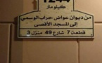 كويتيون يعلقون لوحات على منازلهم بالمسافة الفاصلة عن الأقصى